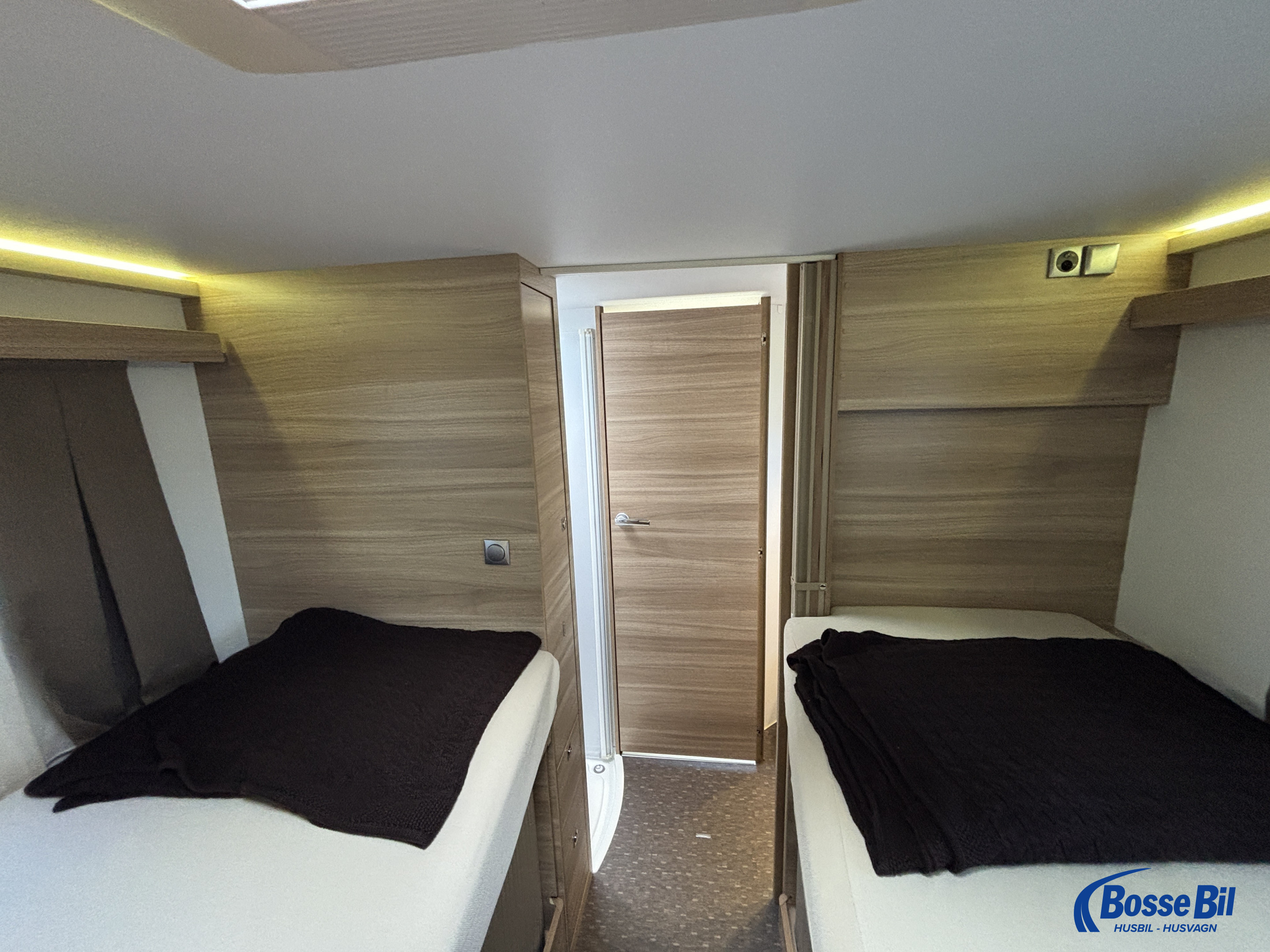 Adria CORAL S 670 SL * Solceller * Stort garage * Vinkelkök * - Adria