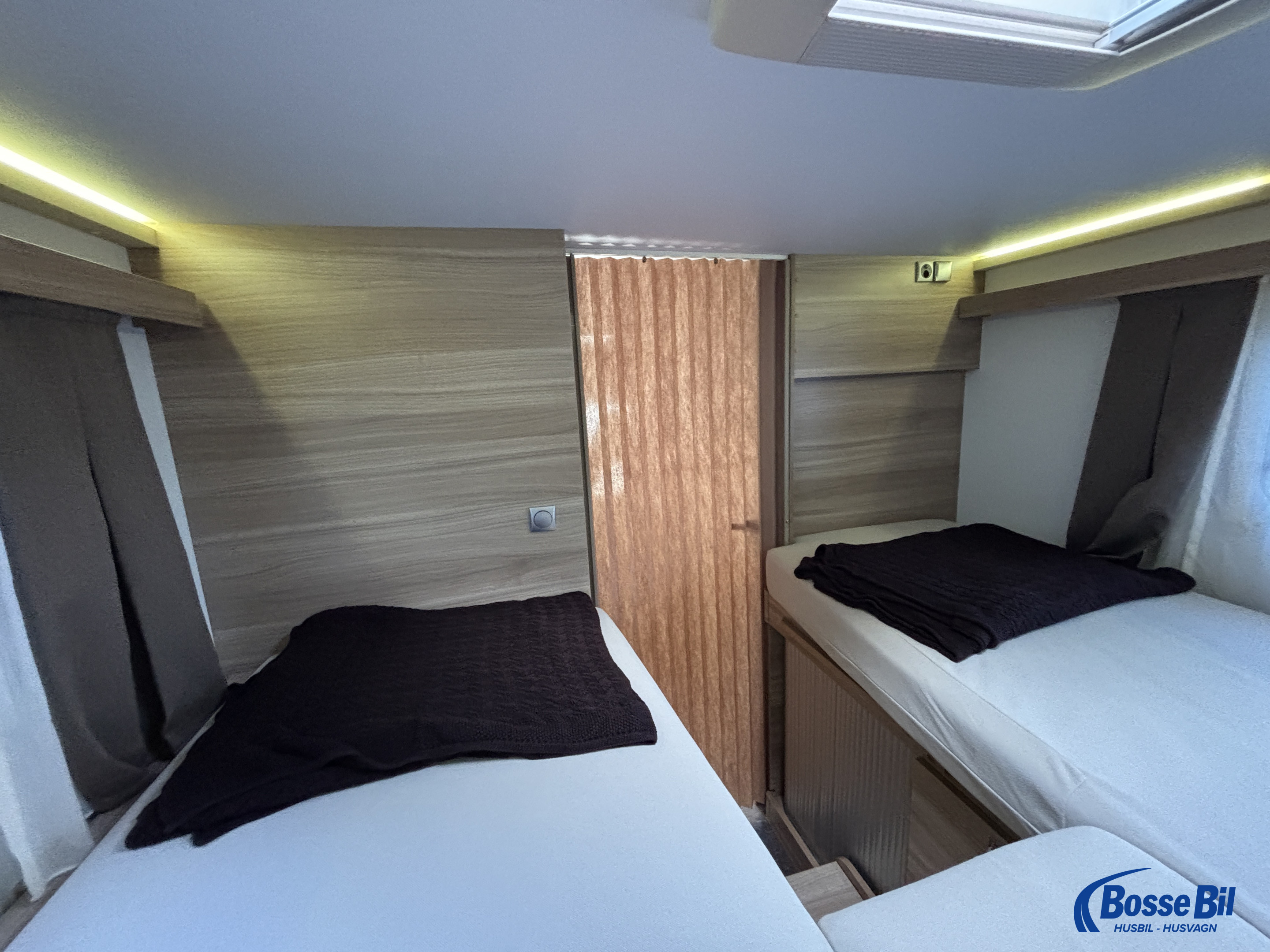 Adria CORAL S 670 SL * Solceller * Stort garage * Vinkelkök * - Adria