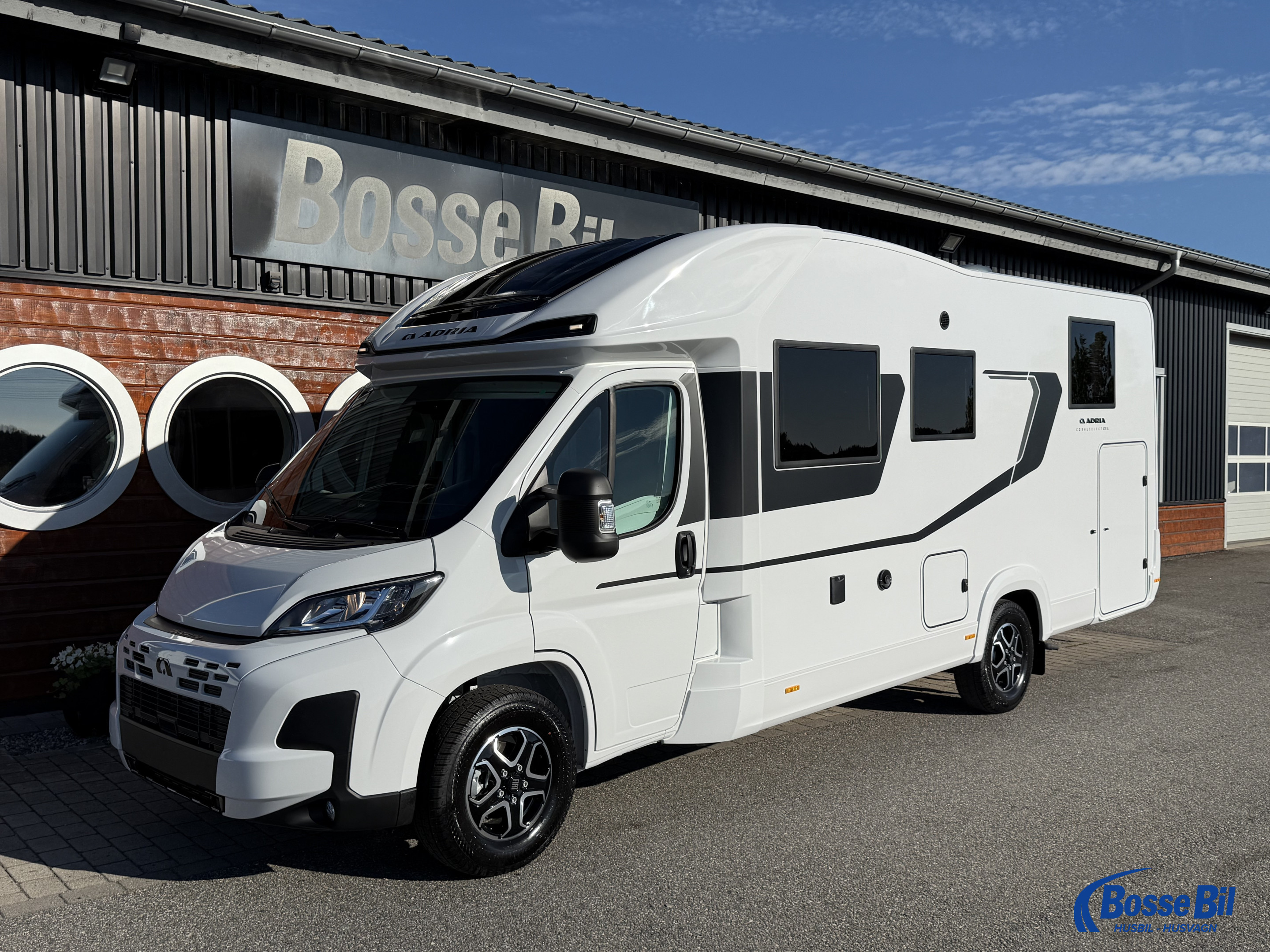 CORAL SELECT 670 SL * Dieselvärmare * komp.kylskåp * 3500 kg * - Adria