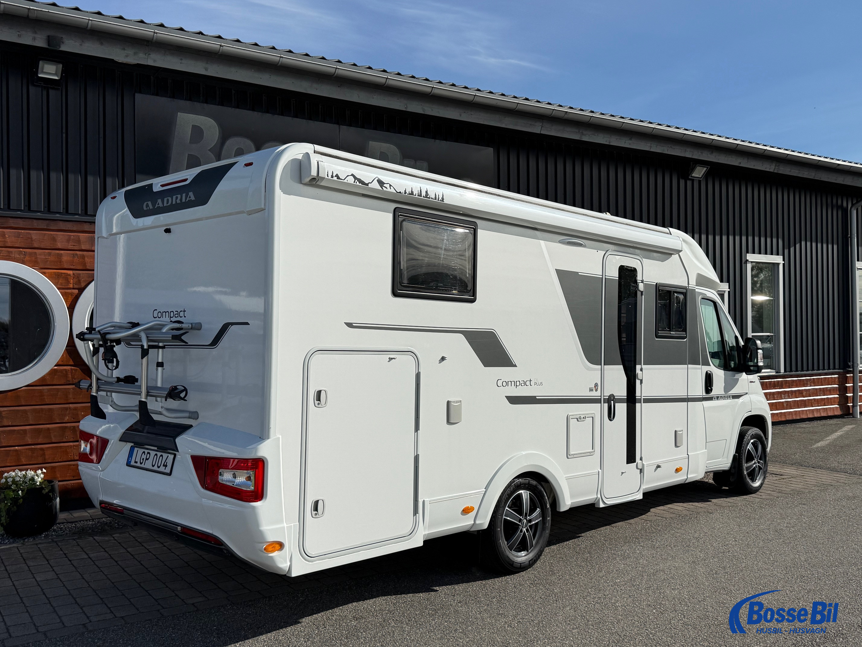 Adria COMPACT DL * Långbäddar * 160 Hk * 3500kg * 699cm lång * - Adria