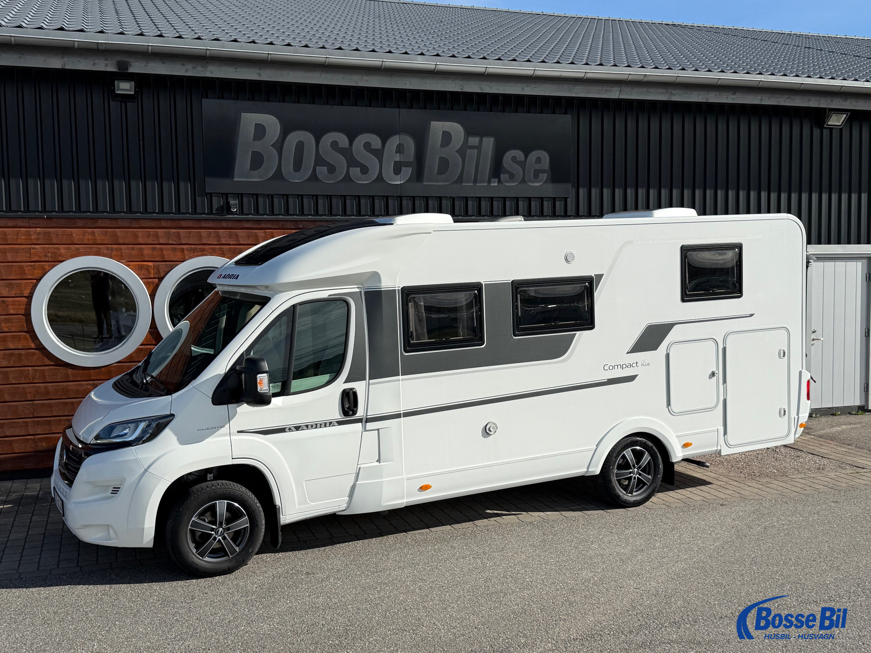 Adria COMPACT DL * Långbäddar * 160 Hk * 3500kg * 699cm lång * - Adria