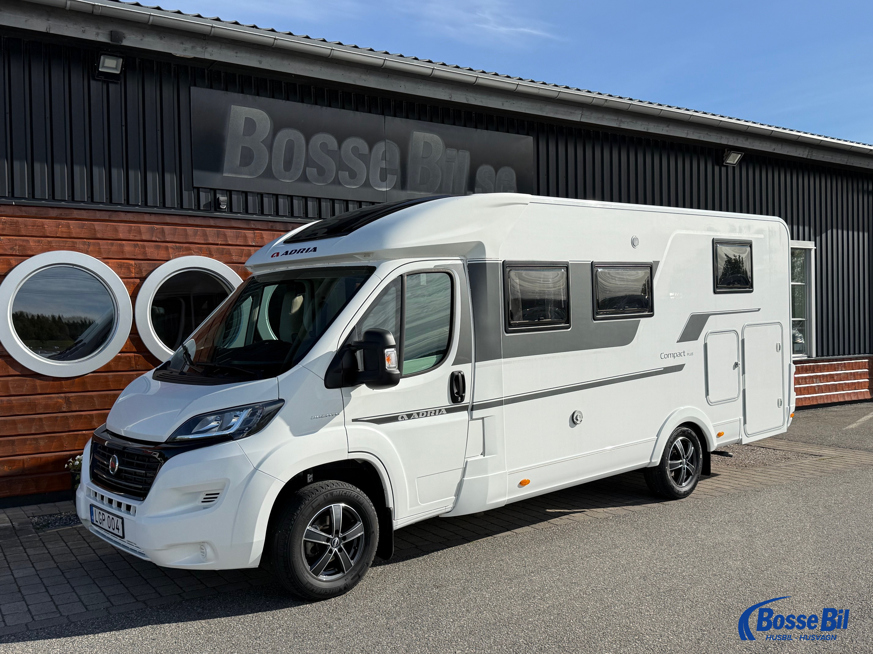 Adria COMPACT DL * Långbäddar * 160 Hk * 3500kg * 699cm lång * - Adria
